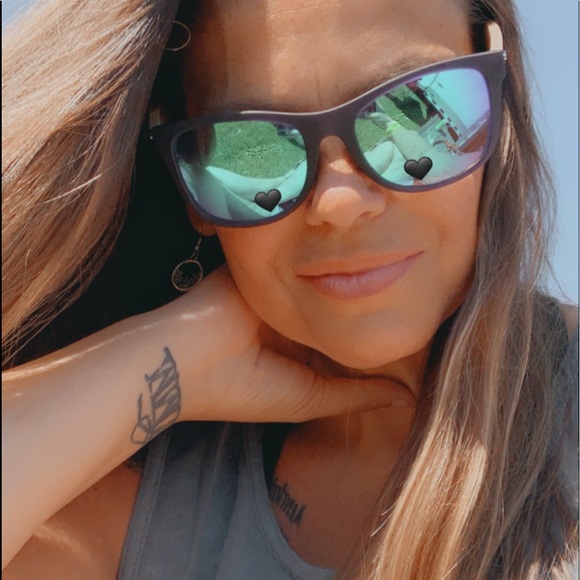 Meet your Posher, Christy - Picture 1 of 2